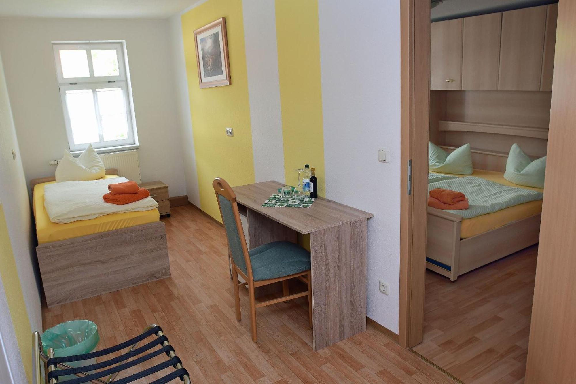 Hotel Garni Goldene Henne Arnstadt Room photo
