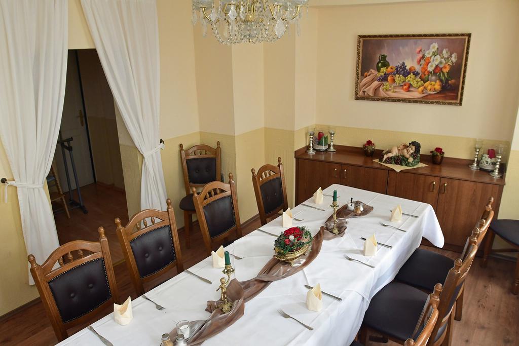 Hotel Garni Goldene Henne Arnstadt Exterior photo