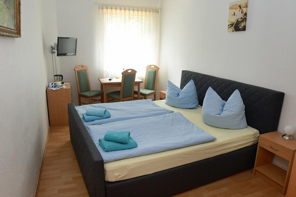 Hotel Garni Goldene Henne Arnstadt Room photo
